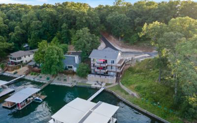 New! Lakefront 8 Bedroom Family Entertainer! Boat Dock, Hot Tub, Fire Pit, Wi-Fi